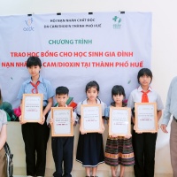 Thành phố Huế: Trao học bổng cho học sinh gia đình nạn nhân da cam